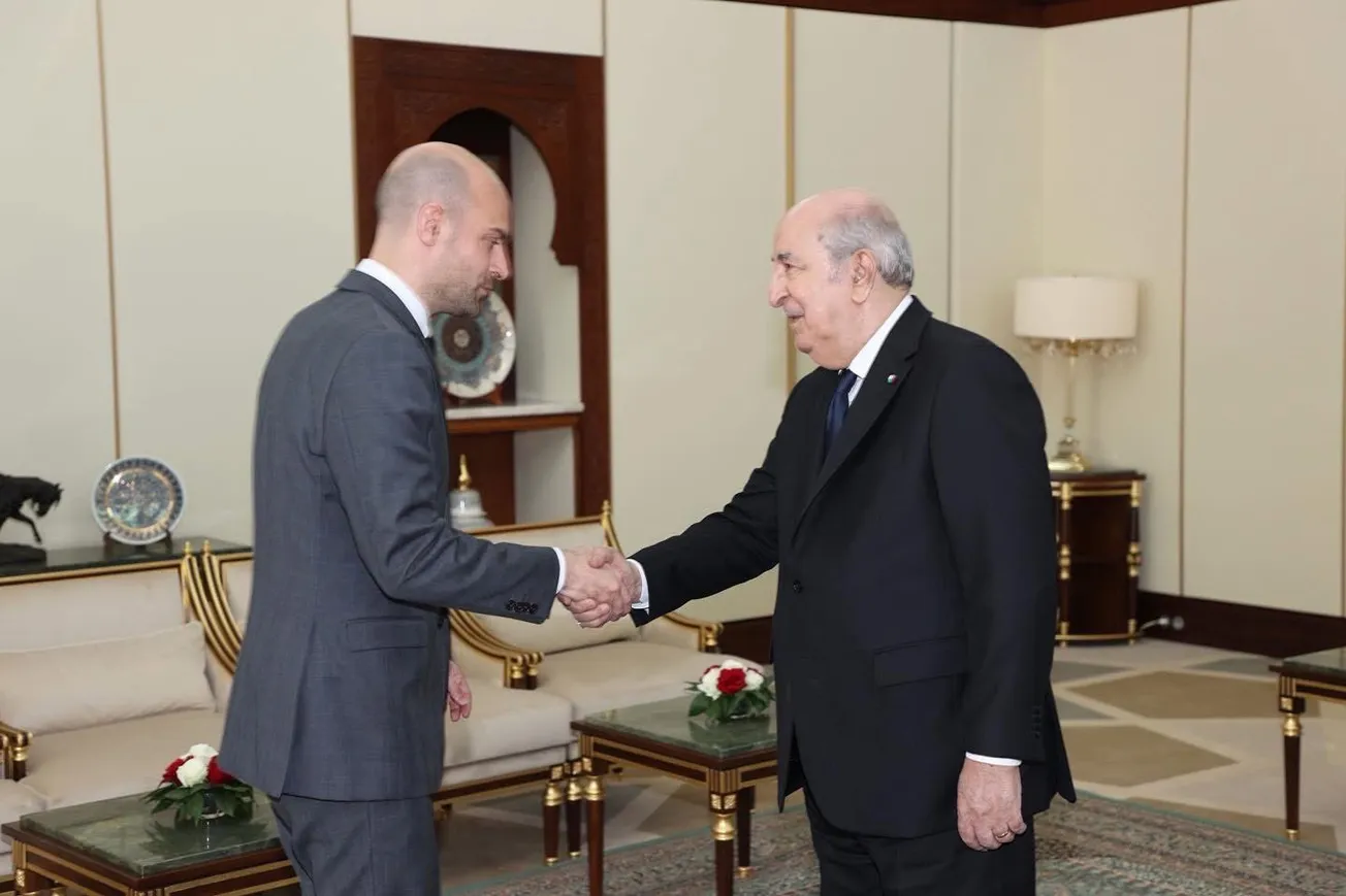 الرئيس الجزائري عبد المجيد تبون ووزير الخارجية الفرنسي جان نويل بار?