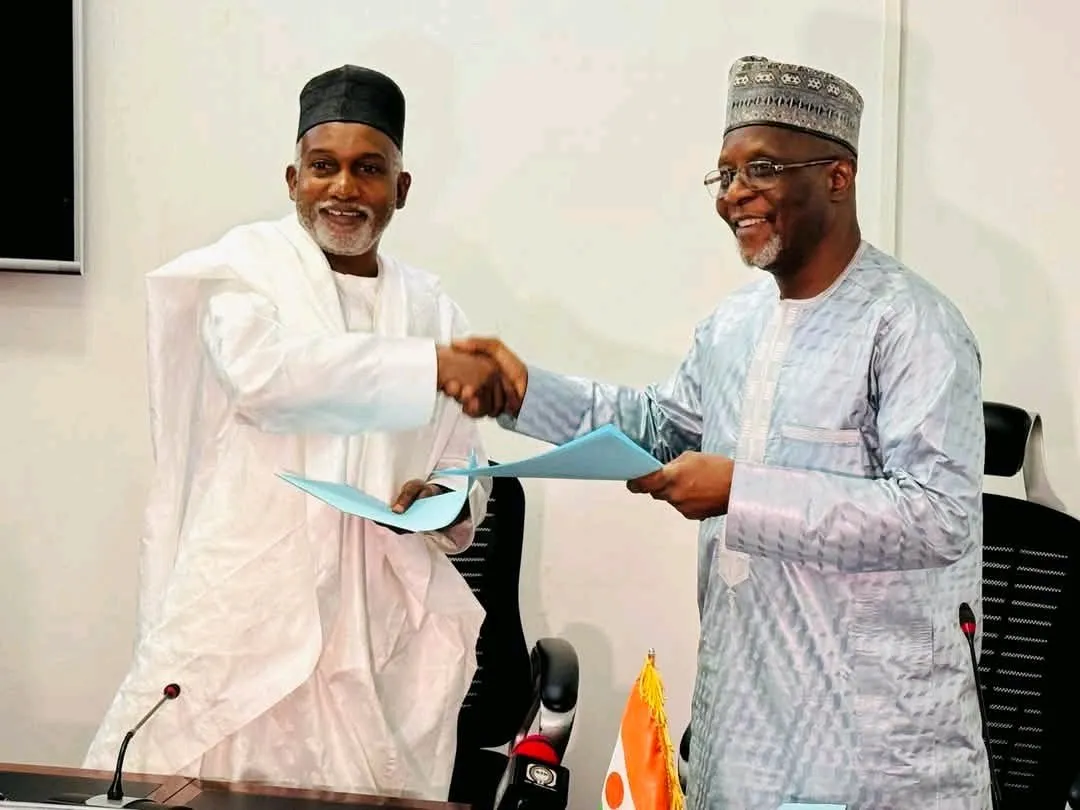 وزير خارجية نيجيريا يوسف ميتما توغار (من اليسار) ونظيره النيجري ياو س