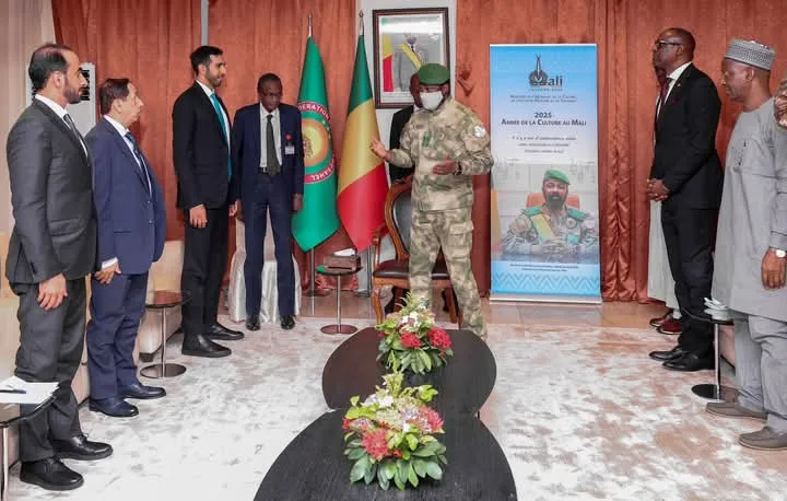 الرئيس الانتقالي المالي الجنرال عاصيمي غويتا لدى استقباله الوزير ال