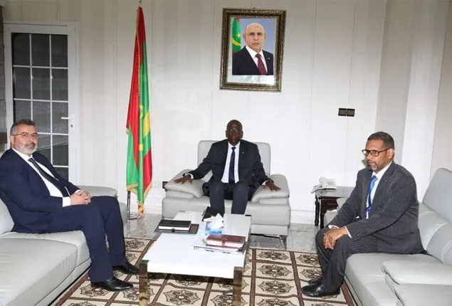 وزير المالية، كوديورو موسى انكينور، والممثل المقيم لصندوق النقد الد