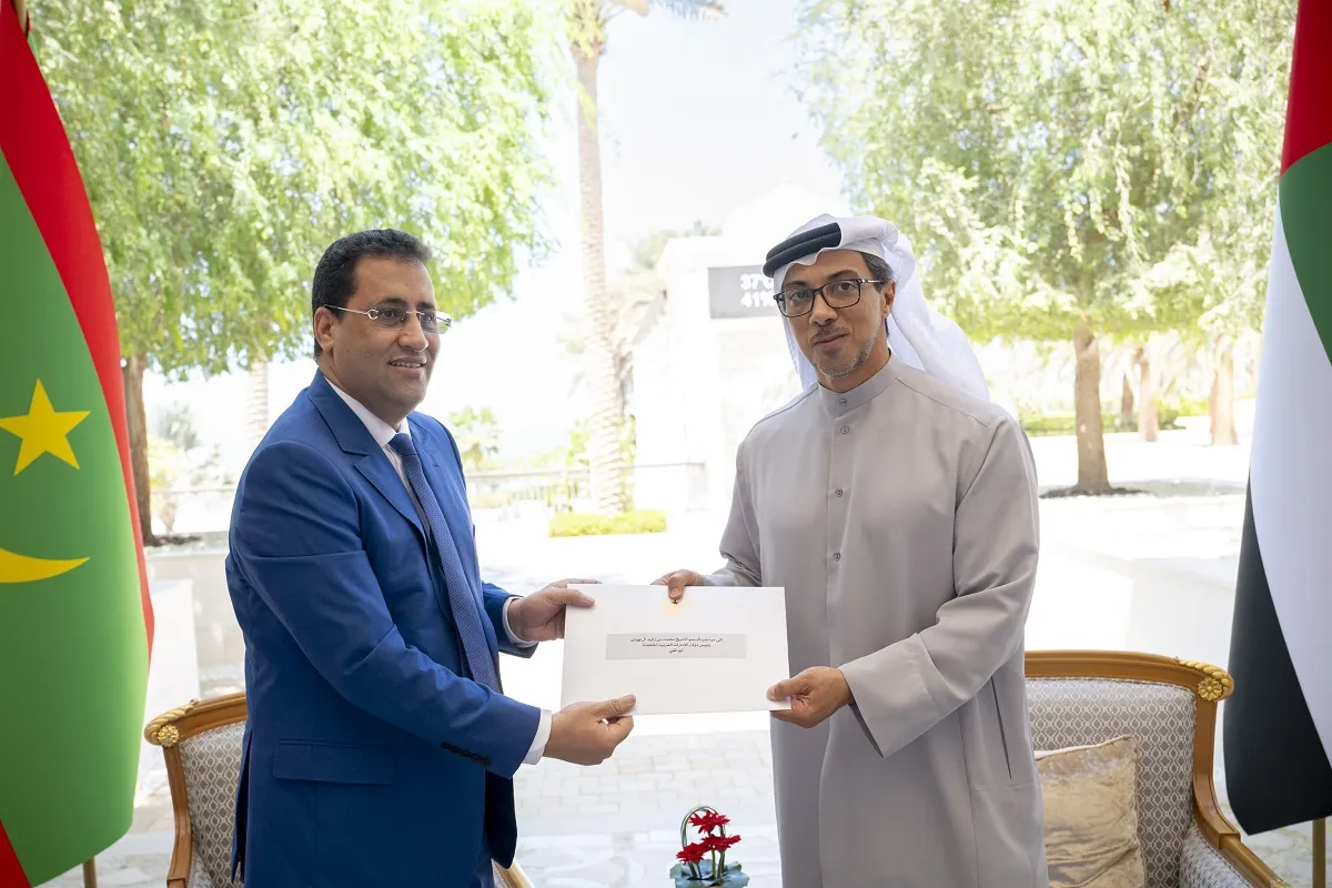 الوزير الأول المختار ولد اجاي (يسار)، ونائب الرئيس الإماراتي منصور ب?