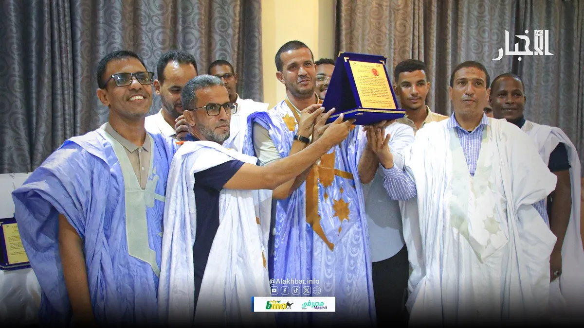 إدارة الأخبار وعمالها يقدمون تكريم المهندس محمد ولد محمد يحي