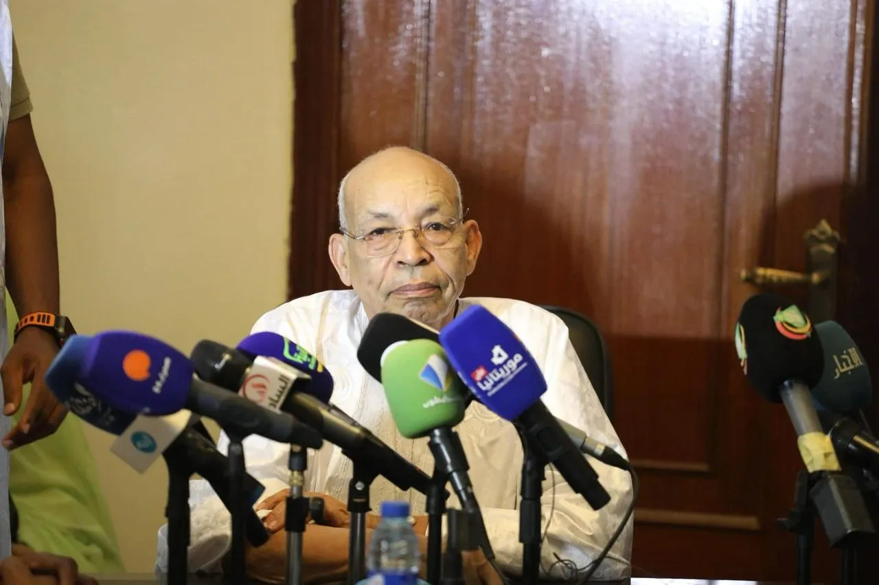 منسق الحوار الوطني موسى فال خلال مؤتمر صحفي سابق