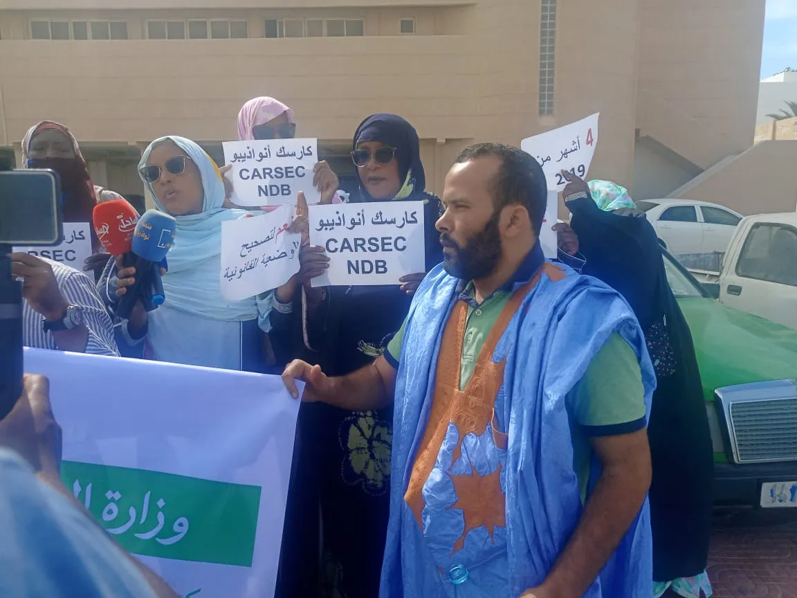 جانب من الوقفة الاحتجاجية التي نظمها عمال مركز الـأطفال المتنازعين ?