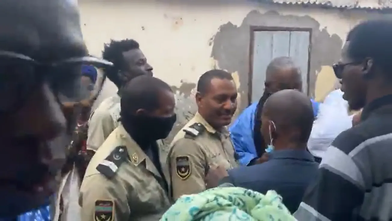 عناصر الشرطة خلال توقيف المؤتمر الصحفي المنظم في منزل خاص بمقاطعة ال