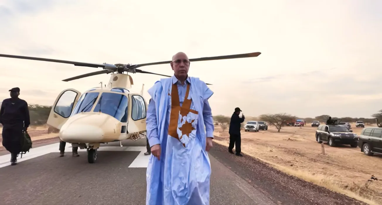 الرئيس محمد ولد الغزواني عقب هبوطه من المروحية في باسكنو مساء اليوم 