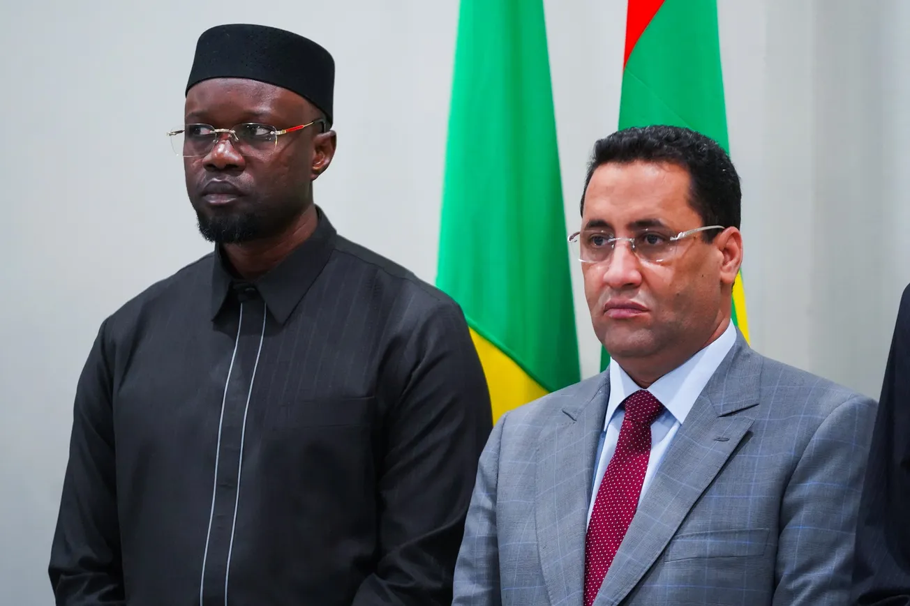 الوزير الأول الموريتاني المختار ولد اجاي، والوزير الأول السنغالي عث