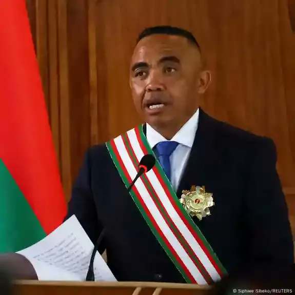 رئيس مدغشقر الانتقالي: العقيد مايكل راندريانيرينا 