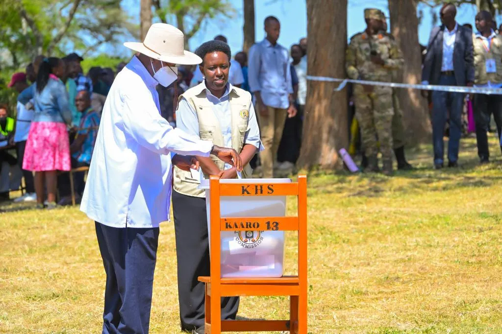 الرئيس الأوغندي يوري موسيفيني خلال الإدلاء بصوته