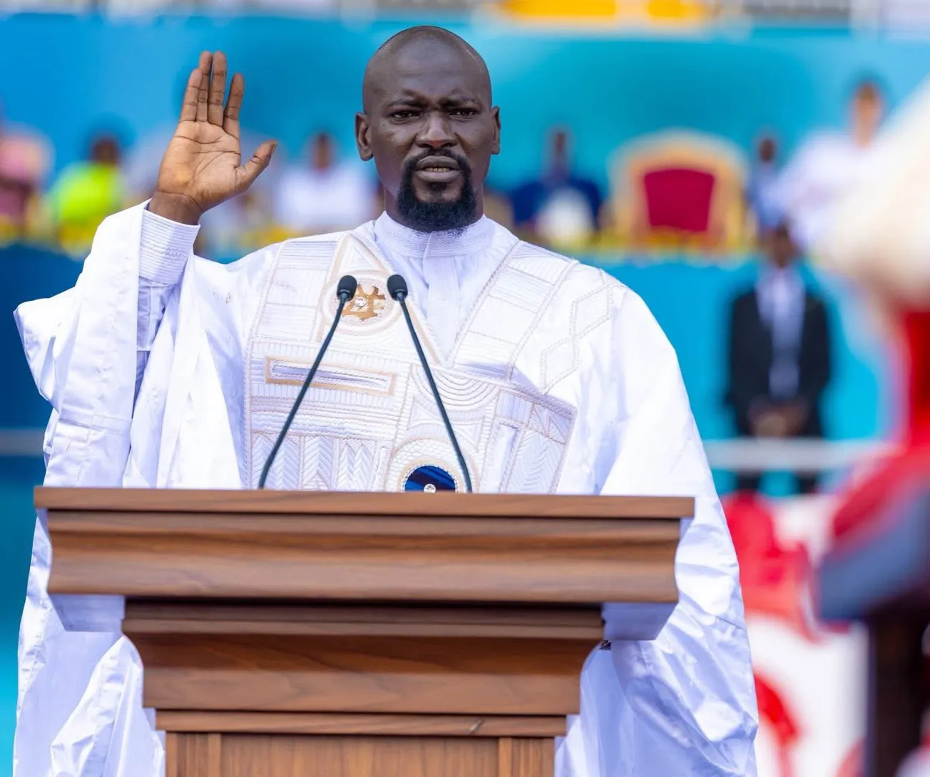 الجنرال مامادي دومبويا خلال أدائه اليمين رئيسا لغينيا كوناكري 