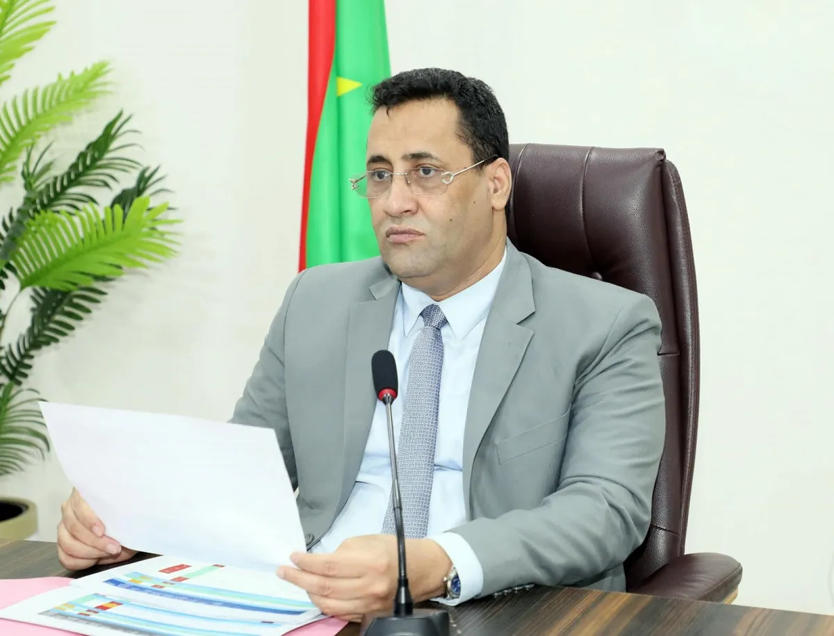 الوزير الأول المختار ولد اجاي خلال اجتماع إحدى اللدان الوزارية 