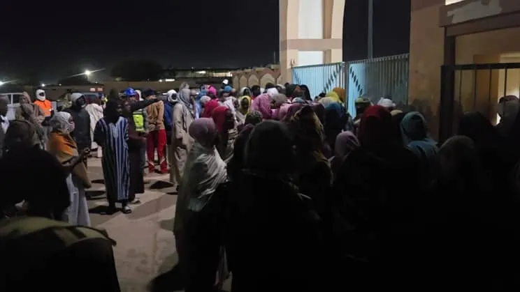 تجمع للأهالي أمام العيادة المجمعة التي نقل إلى الزوج المغمى عليه 